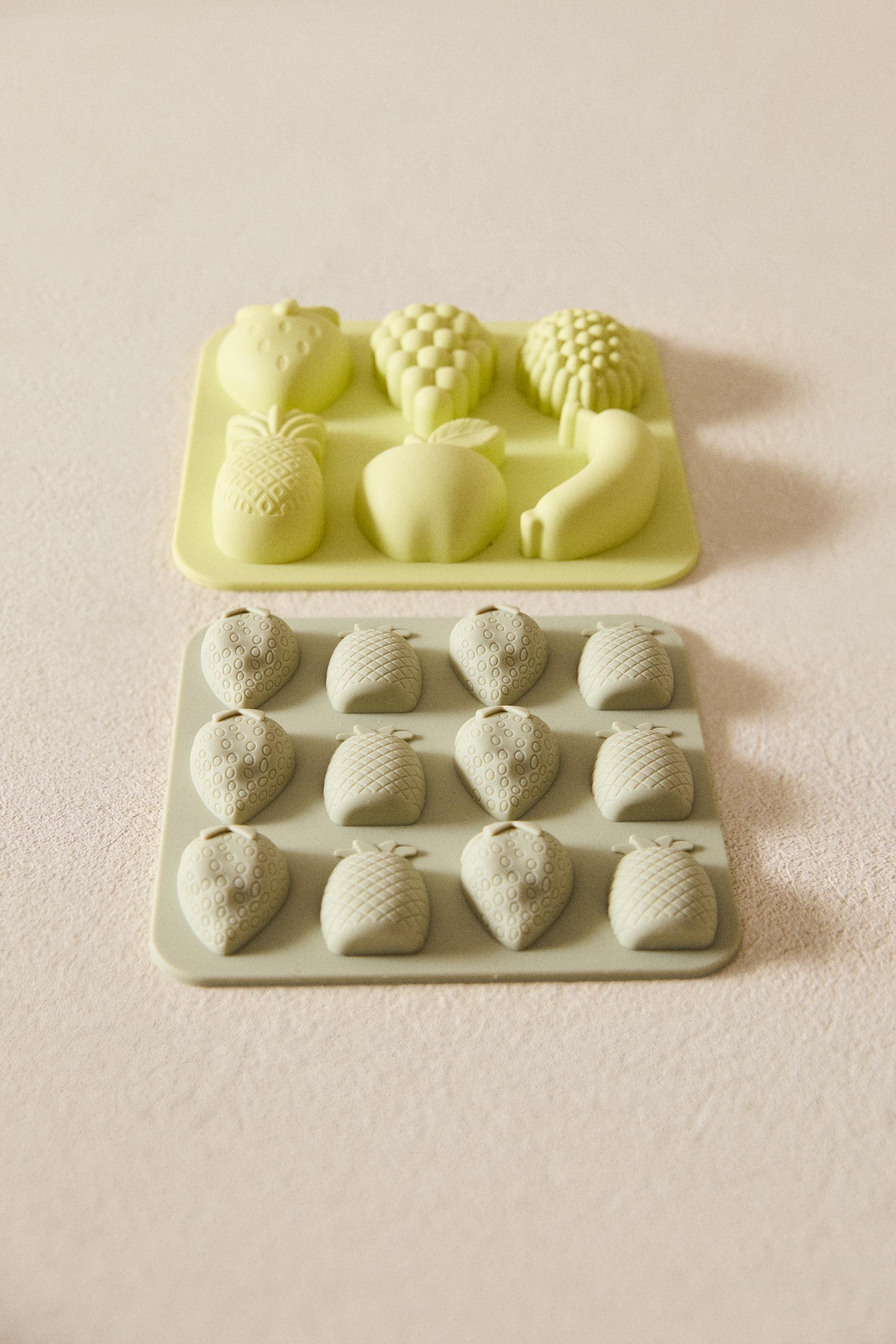 SET OF SILICONE ICE TRAYS WITH FRUIT SHAPES (SET OF 2)